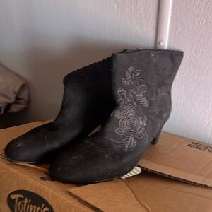 I wore these once didn’t feel right on my feet so I’m getting rid of them